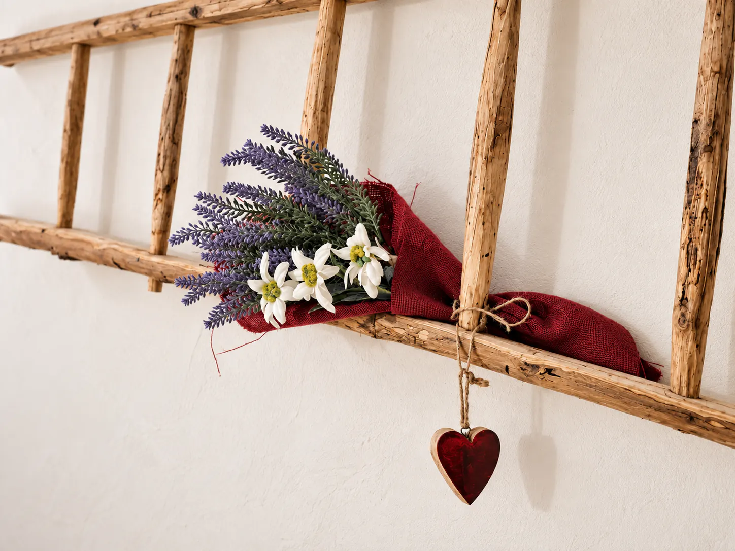 Scala decorativa con lavanda e fiori